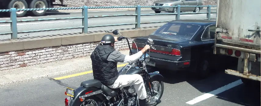 Es Legal Adelantar Entre Carriles en la Ciudad de Nueva York